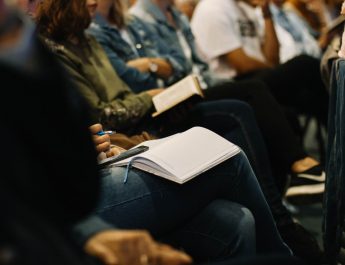 4 причины, почему некоторые христиане спят во время служения