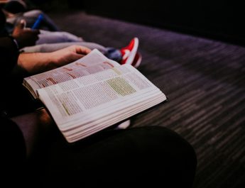 13 причин читать Библию: высказывания христиан, политиков и писателей