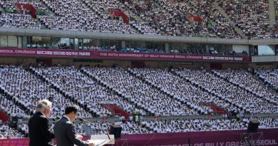 70 000 человек собрались на стадионе в Сеуле в честь 50-летия самого крупного крусейда Билли Грэма