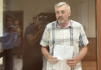 В России продлили пребывание в СИЗО активисту, который стоял с плакатами с цитатами из Библии