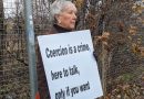 В Шотландии прекратили дело против 75-летней женщины, арестованной за плакат у клиники абортов